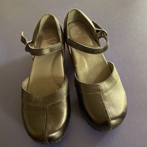 Barely worn perfect for a night out or office day.